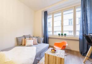 Postel nebo postele na pokoji v ubytování Central Prague Crown Apartments