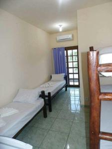 a room with two bunk beds and a window at POUSADA DO GALEGO in Itaguaí