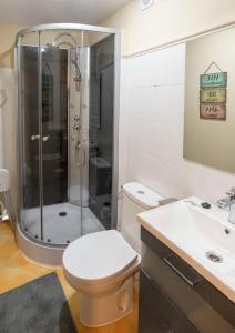 サラウツにあるIteiko Eneaのバスルーム(シャワー、トイレ、シンク付)