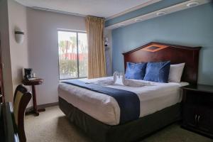 a bedroom with a large bed with a window at Destiny Palms Hotel Maingate West in Kissimmee +37 photos