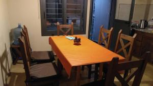 y cocina con mesa de comedor y sillas. en Cabaña El Tordillo in 