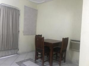 - une salle à manger avec une table et deux chaises dans l'établissement HOTEL POSADA MONTSERRAT, à Temixco