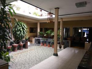 a lobby with a lot of potted plants at Prayogo Lama Family GH Prawirotaman in Yogyakarta