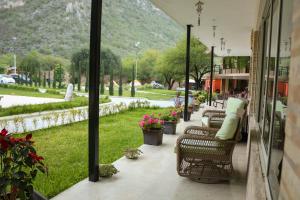 eine Terrasse mit Stühlen und Parkblick in der Unterkunft Vista Potrero - Hotel, Camping & Events in Hidalgo