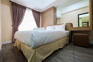 duże łóżko w pokoju hotelowym z oknem w obiekcie Graceful and Luxury 1BR Casa de Parco Apartment By Travelio w mieście Samporo +13 zdjęć