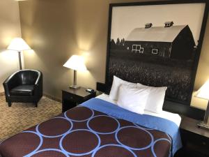 Un ou plusieurs lits dans un hébergement de l'établissement Super 8 by Wyndham Boise
