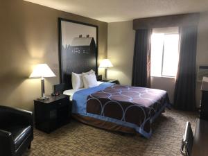 Un ou plusieurs lits dans un hébergement de l'établissement Super 8 by Wyndham Boise