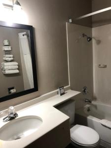 Salle de bains dans l'établissement Super 8 by Wyndham Boise