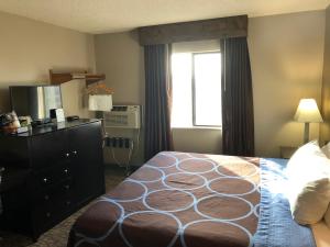 Un ou plusieurs lits dans un hébergement de l'établissement Super 8 by Wyndham Boise