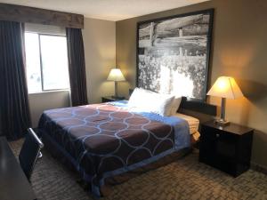 Un ou plusieurs lits dans un hébergement de l'établissement Super 8 by Wyndham Boise