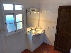 ein Badezimmer mit Waschbecken und Fenster in der Unterkunft VV La Escondida in Frontera
