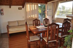Una sala de estar con una mesa y sillas y un sofá. en Las Victorias 2, en San Carlos de Bariloche