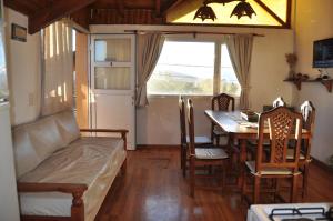 una sala de estar con una mesa y un sofá en Las Victorias 2, en San Carlos de Bariloche