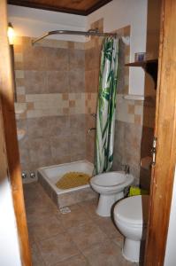 Un baño con inodoro, bañera y lavabo. en Las Victorias 2, en San Carlos de Bariloche 44 fotos más