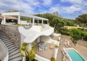 uma vista aérea de uma casa com piscina em Villa Caruso em Ischia