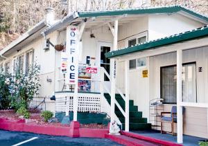 une maison avec un panneau à l'avant dans l'établissement El Dorado Motel, à Twain Harte
