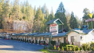 une rangée d'hôtel avec un panneau dans l'établissement El Dorado Motel, à Twain Harte