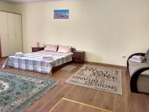 ムカチェヴォにあるApartments "Domovik" Beljaeva,5аのベッドルーム1室(ベッド1台、ソファ、ラグ付)