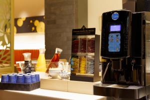 大阪市にある大阪ビューホテル 本町のカウンターの上に置かれたコーヒーマシン