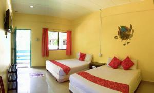 Кровать или кровати в номере Redang Bay Resort