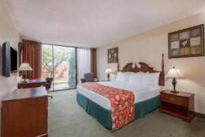 Postel nebo postele na pokoji v ubytování Ramada by Wyndham Triangle/Quantico + 17 fotografií