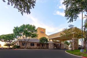 a view of the front of a building at Comfort Suites NW Dallas Near Love Field in Dallas