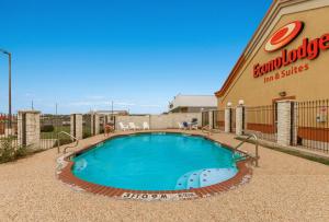 Bazén v ubytování Econo Lodge Inn & Suites Bridgeport nebo v jeho okolí