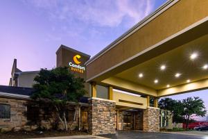 a building with a sign that reads carolina clinic at Comfort Suites NW Dallas Near Love Field in Dallas