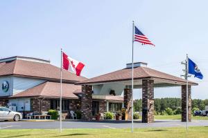 three flags flying in front of a building at Quality Inn & Suites Newberry in Newberry