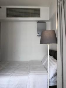 Uma cama ou camas num quarto em Homy Residence
