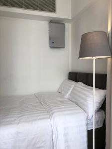 Uma cama ou camas num quarto em Homy Residence