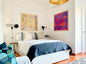 1 dormitorio con 1 cama con manta azul en Studio Sant'Antonio, en Pizzo