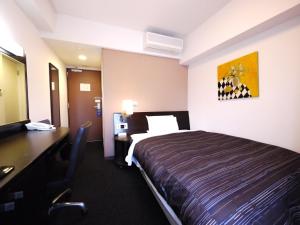 Katil atau katil-katil dalam bilik di Hotel Route-Inn Yokohama Bashamichi