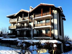 バンスコにあるApartments Eleganceの雪の大きな建物