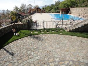 a backyard with a swimming pool and a fence at Agri-Hotel Da Marianna Resort & Spa in Santa Domenica Vittoria