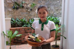 Членове на персонала в Mekong Riverview Hotel