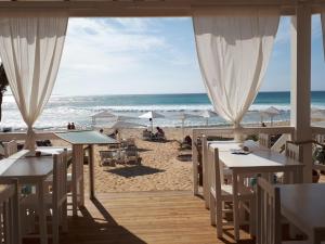 Reštaurácia alebo iné gastronomické zariadenie v ubytovaní Beachhaus Praia de Chaves