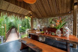 Ein Garten an der Unterkunft Hoi An Eco Lodge & Spa