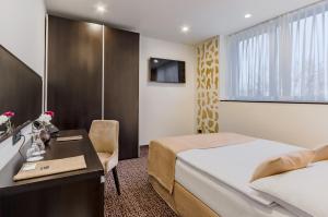 Televízia a/alebo spoločenská miestnosť v ubytovaní Hotel Diplomat