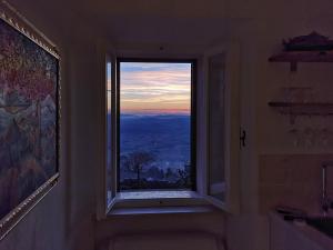 una finestra in bagno con vista sulle montagne di Loft Bellavista Volterra a Volterra