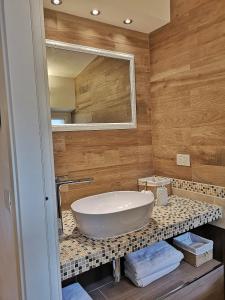 bagno con lavandino e grande specchio di Loft Bellavista Volterra a Volterra