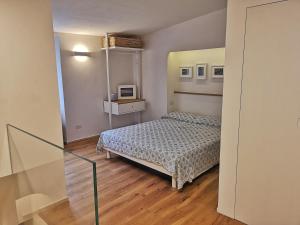 una piccola camera con un letto in una stanza di Loft Bellavista Volterra a Volterra