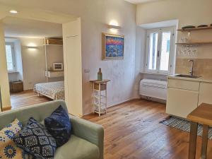 un piccolo soggiorno con divano e cucina di Loft Bellavista Volterra a Volterra