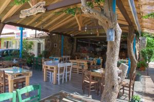 A restaurant or other place to eat at Maro Apartments Arillas Corfu