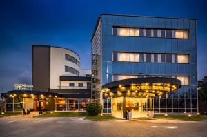 ein Gebäude mit einem Parkplatz davor in der Unterkunft Hotel Diplomat in Zagreb