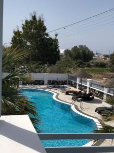 Piscina a Black Coast Santorini o a prop