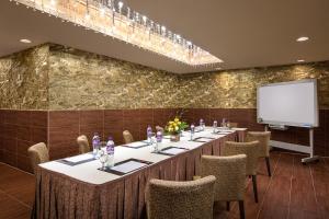 A área empresarial e/ ou a sala de conferências de Ramada Hong Kong Harbour View