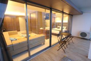 una sala de estar con un sofá y una mesa en Tabinoteitaku Okinawa Naha, en Naha 15 fotos más