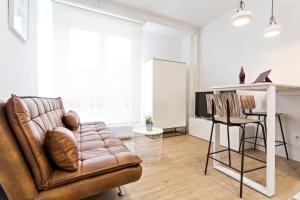 A television and/or entertainment centre at Apartamentos Logroño - Centro - Espolón