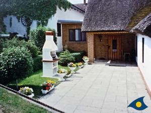 a house with a garden with flowers in front of it at Haus Ueckeritz Bauernsuite in Ueckeritz